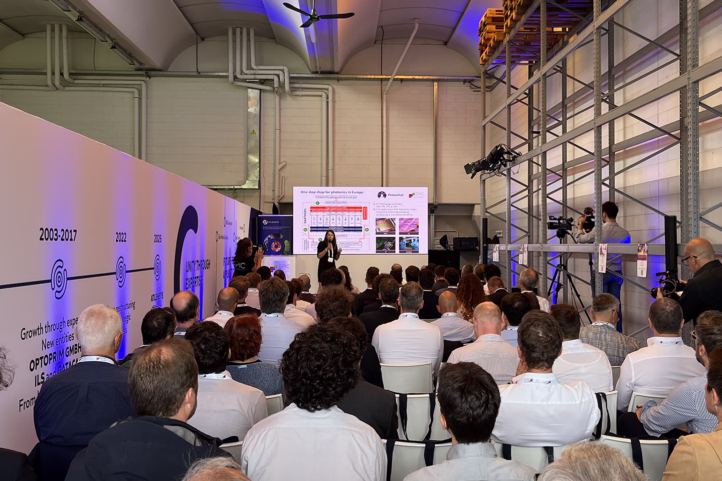 PhotonHub - partner is giving a presentation about the project