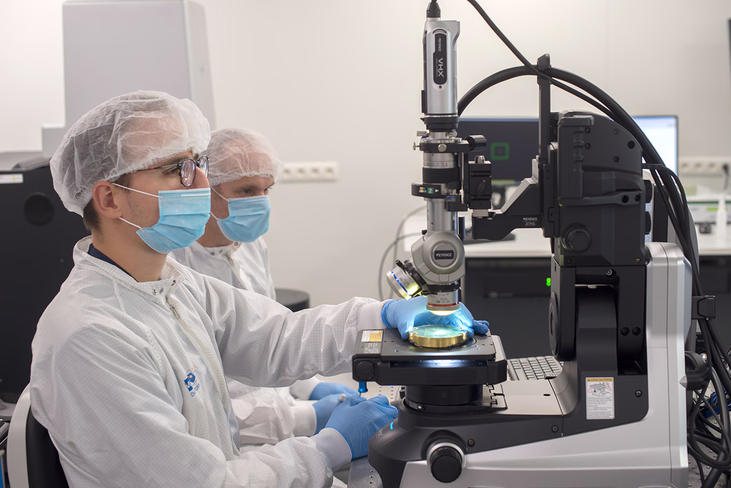 PhotonHub – People getting a training in a cleanroom