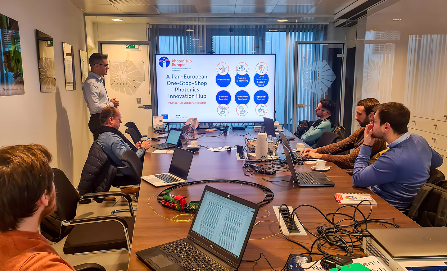 Partner VUB B-PHOT giving a presentation on PhotonHub Europe during a Demo & Experience Centre